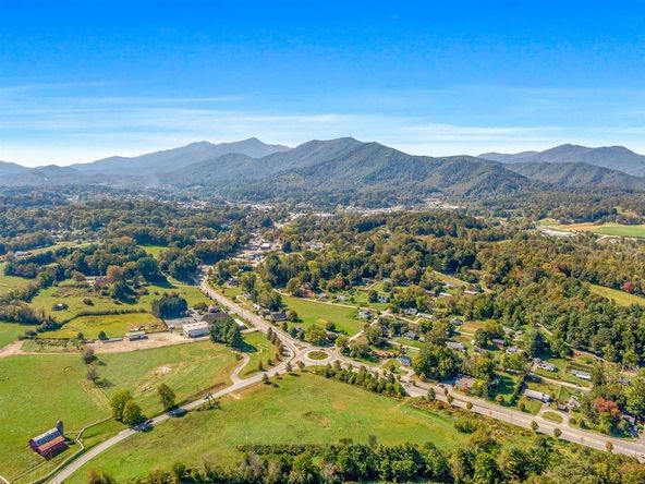 237 Ratcliff Cove Rd., Waynesville, NC 28786